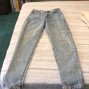 Mom jeans straight from the late 80’s early 90’s